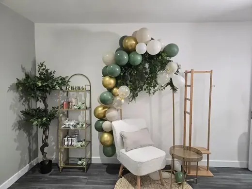 The waiting corner with greenery and a cosy chair